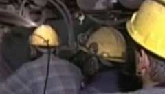 Video minatore Sulcis si taglia vene dei polsi in diretta per protesta