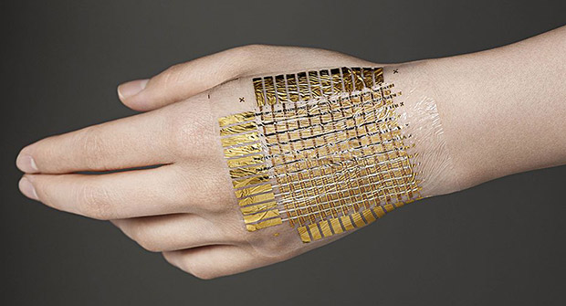 Nell'immagine la pelle sintetica applicata su una mano, mostra la nuova tecnologia utilizzata
