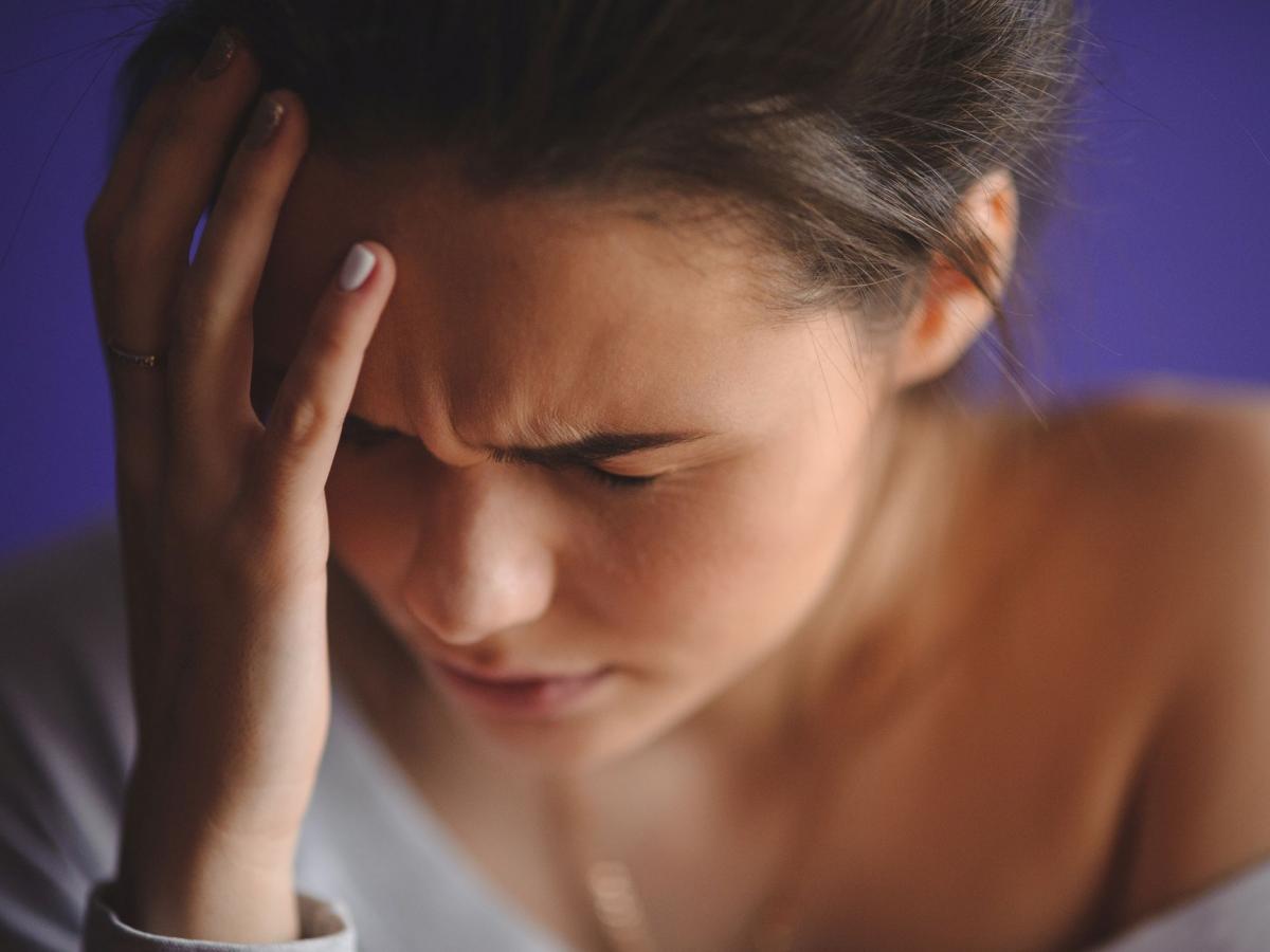 Mal di testa, quando preoccuparsi: un disturbo comune che può nascondere problemi più gravi