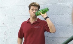 Brad Pitt: cammina con il bastone, foto