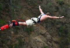 bungee-jumping Bungee jumping: video, si rompe corda e ragazza cade in acqua