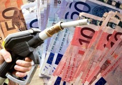 Prezzi benzina: 2 euro a litro