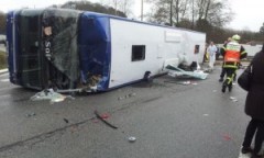 Incidente bus: tre bimbi tra le lamiere, uno perde la mano