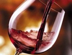 Cancro al seno: il vino aumenta il rischio