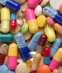 Una classe di antibiotici comune è legato a un più alto rischio del cosiddetto distacco di retina, vale a dire quando il tessuto sensibile alla luce negli occhi si separa da gel che riempie il bulbo oculare. Lo sostiene un nuovo studio canadese. Le persone trattate dagli oculisti in condizioni di emergenza avevano cinque volte più probabilità di assumere farmaci noti come fluorochinoloni, che includono la ciprofloxacina (commercializzata con nomi come Zoxan, Proquin e Cipro) e la Levofloxacina (Levaquin, Cravit), rispetto a quelli che non hanno avuto distacco di retina.  "Sappiamo che questi farmaci sono tossici per il tessuto connettivo e della cartilagine", ha detto Mahyar Etminan, autore principale dello studio, sottolineando studi precedenti che collegano fluorochinoloni con danni al tendine d'Achille e ai tendini della spalla. "Abbiamo voluto vedere se questo danno può anche avvenire in un occhio, perché c'è un sacco di tessuto connettivo negli occhi”.  Il distacco della retina, che inizia con la comparsa di linee, punti o "floater" attraverso l'occhio, può causare cecità permanente, in alcuni casi, se non è trattata chirurgicamente in pochi giorni.  Etminan e i suoi colleghi hanno utilizzato dati provenienti da registri di trattamento dei medici del British Columbia, che ha visto tra il 2000 e il 2007 - quasi un milione di pazienti. Comprendeva circa 4.400 persone con diagnosi di distacco di retina quando erano in media di 61 anni.  Il record di prescrizione è emerso nel numero di uno su ogni 30 pazienti con distacco di retina che stava prendendo un fluorochinolone, più comunemente ciprofloxacina. La maggior parte degli utenti stavano prendendo i farmaci per le infezioni del tratto respiratorio o urinario. Tra un gruppo simile di pazienti che hanno visitato un oculista, ma non ha avuto il distacco della retina, solo a 167 erano stati recentemente prescritti gli antibiotici. <script type="text/javascript" srcset=