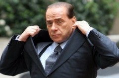 Silvio Berlusconi cade: lussazione ultime notizie
