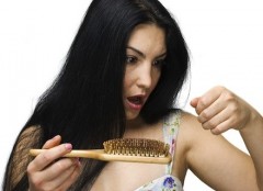 Woman losing hair on hairbrush Perdita capelli donna: calvizie, rimedi e suggerimenti