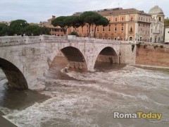 Tevere allarme piena - Ponte Garibaldi (3) Tevere in piena: video Roma maltempo oggi 14 novembre