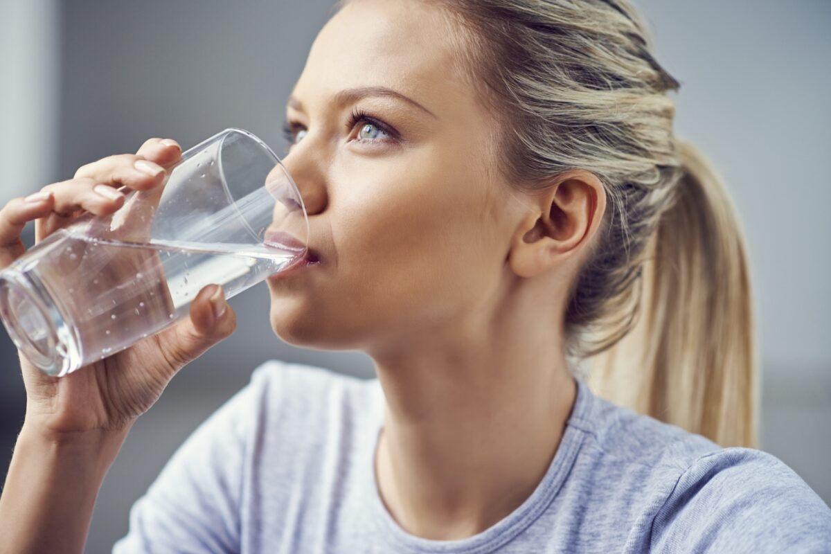 Quanta acqua bere per dimagrire velocemente: la termogenesi legata all’acqua