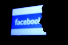 Un video choc lascia senza parole la rete. Stiamo parlando di un video che è stato pubblicato da un pedofilo sul social network Facebook. Immagini sconvolgenti. Ma quello che è più disgustoso è che tale video è stato condiviso su Facebook da ben 16 mila persone e ha ricevuto ben 4 mila like. Tutto questo ha avuto luogo in pochissime ore. Tale video ha giustamente sollevato numerose polemiche e critiche. C'è chi punta il dito contro chi ha permesso la pubblicazione di tale video e cioè il social network di Marck Zuckerberg. Da Facebook si giustificano così: "Tolleranza zero contro la pedopornografia la tempestiva segnalazione di questo contenuto ci ha consentito di rimuoverlo il più rapidamente possibile. Facebook non tollera in alcun modo la presenza di contenuti pedopornografici e siamo determinati ad adottare ogni provvedimento per prevenire la pubblicazione di questo tipo di materiali". Dopo poche ore, comunque il contenuto è stato rimosso. Che fare dunque in questi casi? “Se si incontra un contenuto non adeguato non bisogna condividerlo né tantomeno segnarlarlo con mi piace. Piuttosto il video, la foto, il post, o il link vanno segnalati nell’apposita sezione report”, spiegano da Facebook. Inoltre, ovviamente, si può fare segnalazione alla Polizia Postale.