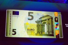 ARRIVA NUOVA BANCONOTA 5 EURO, DEBUTTA 2 MAGGIO 5 euro nuovi: arriva la banconota ultime notizie foto
