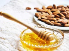 a a mantenere la pelle sana e ben nutrita, ha effetti benefici sulle unghie e sui capelli.