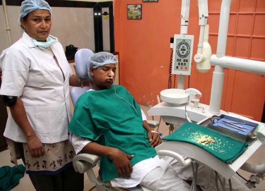 Gli asportano 232 denti per un tumore benigno: accade in India