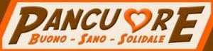 Cosa può accadere quando un bravo e creativo maestro pasticciere, particolarmente legato all’uso di ingredienti naturali e a km 0, incontra l’impegno e la tenacia di un’associazione che opera senza tregua nel campo dell’oncologia pediatrica? E’ presto detto, può nascere un nuovo ed originale prodotto dolciario avente tre ben distinte caratteristiche: l’essere buono (con un gusto delicato e unico), l’essere sano (uso di olio extravergine d’oliva e miele anziché burro e zucchero) e l’essere solidale (contribuendo a raccogliere fondi a favore delle famiglie colpite).     giovanni_sm.jpgEd è proprio quello che è successo ad Alliste, nel Salento, lo chef pasticciere Giovanni Venneri ha appena “sfornato” una sua nuova creatura, espressamente concepita e dedicata alla causa dell’ALR – Associazione Lorenzo Risolo. Il nuovo dolce si chiama “PanCuore”, è impastato con gocce di cioccolato fondente e ha la forma che meglio rappresenta le tante azioni dell’associazione, appunto, il cuore.     Il “PanCuore”, buono in tutti i sensi, sarà presentato alla stampa e al pubblico domani giovedì 27 novembre, alle ore 11.30, presso l’Open Space del Comune di Lecce, in piazza Sant’Oronzo. E’ un dolce della salute al cioccolato fondente, definito “della salute” in quanto è realizzato con prodotti ed ingredienti naturali, come l’olio extravergine d’oliva ed il miele al posto di burro e zucchero, e perché gli stessi ingredienti sono tutti prodotti a pochi chilometri dal laboratorio. Quest’ultimo dolce di Giovanni Venneri è, a tutti gli effetti, il quarto asso della sua produzione creativa, dopo aver ideato tre predecessori eccellenti, portati tutti al successo grazie alla formula vincente della naturalezza e della leggerezza. Il primo è stato il PanSorriso, con fichi secchi macerati nel miele, a seguire il PanBellezza, con aloe vera e melograno, e poi la volta del PanGioia, con il cuettu, vincotto dolce d’uva, e scorzette d’arancia. Mancava la versione con il cioccolato fondente.     logo_ALR_sm.gifL'Associazione ALR è nata il 14 gennaio 2014 e prende il nome, la determinazione e la fermezza da Lorenzo Risolo, il ragazzo venuto a mancare a 14 anni il 9 gennaio scorso. Ha l'intento di fornire un aiuto concreto alle tante famiglie che vivono situazioni simili a quella vissuta dalla famiglia Risolo. Animata da un profondo spirito di rivalsa nei confronti della malattia, i volontari di ALR sono convinti che l’unico modo per tenere vivo più che mai il ricordo di Lorenzo è proprio quello di regalare un sorriso ai tanti bambini che coraggiosamente affrontano ogni giorno la malattia. Per questo si impegna ad organizzare gite, eventi, feste e tutto ciò che possa contribuire a mantenere un bambino nelle sue condizioni di umore e serenità migliori, impegnandosi anche nel far sì che i bambini in ospedale abbiano a loro disposizione libri, cd-rom, connessione internet, dvd, giochi di società e altro materiale ludico. In appena 10 mesi di vita, sono tanti infatti gli eventi e le azioni portate aventi dall’associazione, è sufficiente visitarne il sito per farsi un’idea.