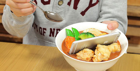 A tavola si mastica poco e male per colpa di tablet e smartphone