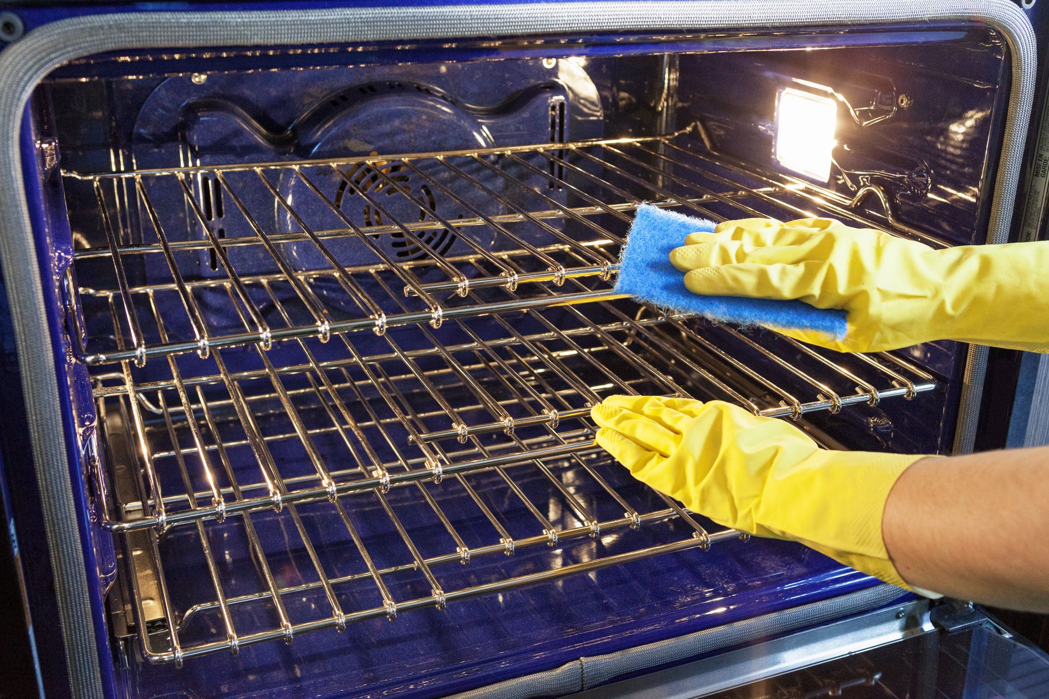 Come pulire il forno con prodotti naturali: disinfettare e sgrassare