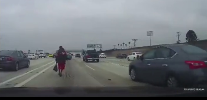 Accade solo a Los Angeles: uomo passeggia nel traffico sulla superstrada all’ora di punta