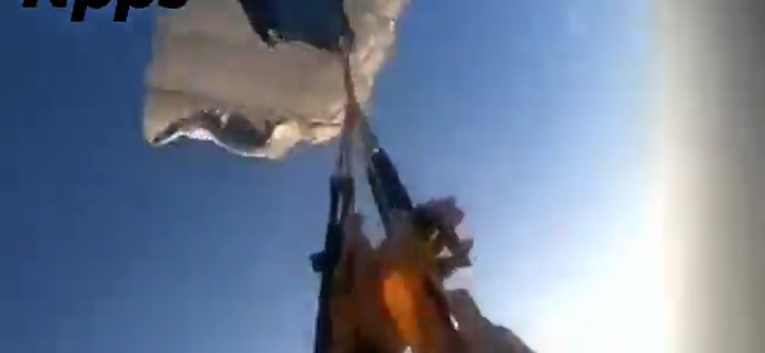 “Non voglio morire così”: il paracadute non si apre e un video registra la terribile caduta