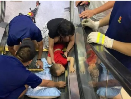 Scala mobile risucchia il braccio di un bambino: terrore al centro commerciale