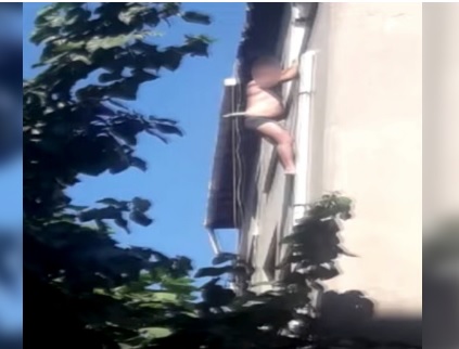 Appuntamento online va storto: si ritrova nudo appeso al balcone