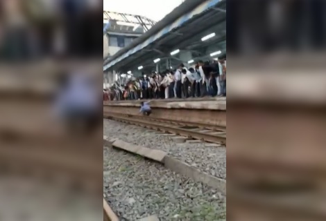 Sale sul tetto di un treno per una bravata: gli amici assistono alla tragedia