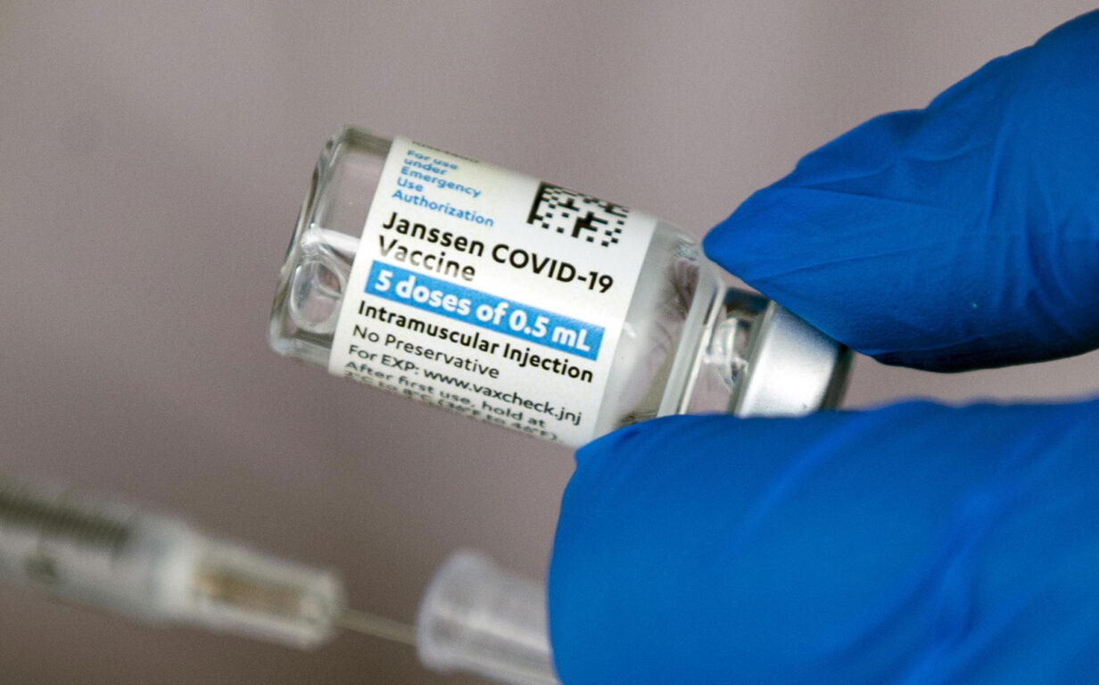Vaccino contro tutte le varianti e nuovo farmaco: Covid, siamo alla svolta